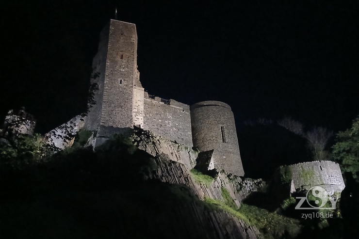 Die mittelalterliche Burganlage bei Nacht