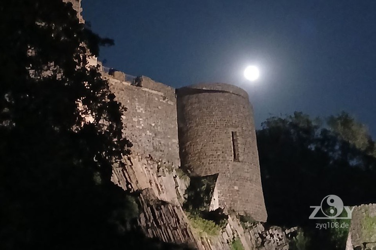 Der Vollmond an der Burg