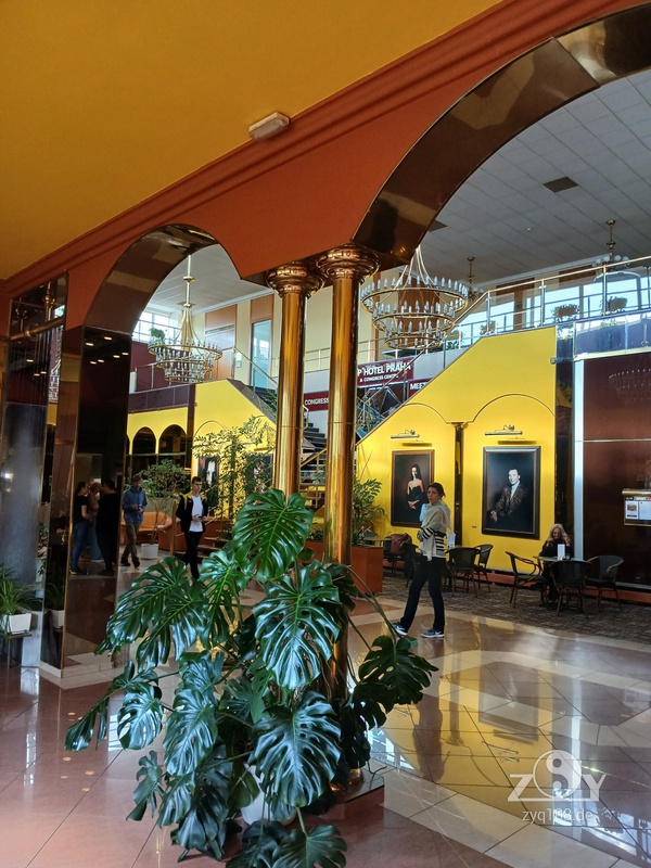Im Foyer des Hotels