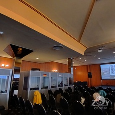 Der riesige Raum fühlt sich langsam