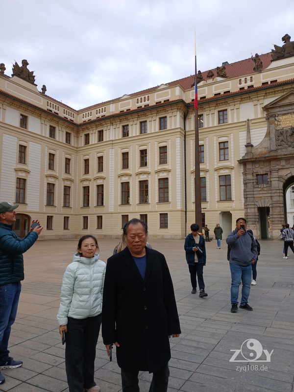 Xu Mingtang und die Leiterin des Kundawells