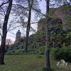 Im Park an der Burg: den Frühling genießen!