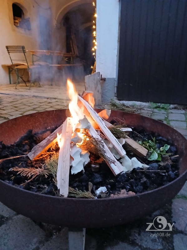 Walpurgisfeuer im Innenhof