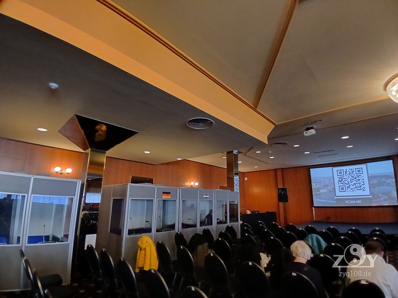 Der riesige Raum fühlt sich langsam