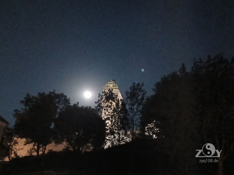 Der Vollmond an der Burg