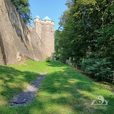 Der Park an der Burgmauer