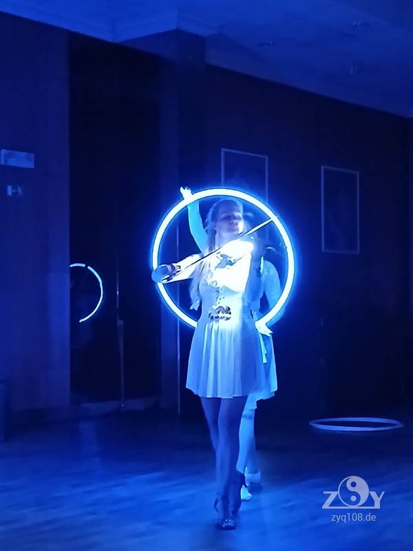 Ein wunderschöner Auftritt von 2 Künstlerinnen