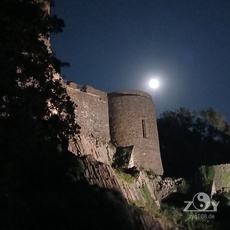 Der Vollmond an der Burg