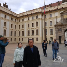 Xu Mingtang und die Leiterin des Kundawells