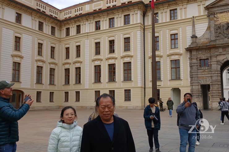 Xu Mingtang und die Leiterin des Kundawells