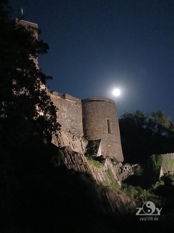 Der Vollmond an der Burg