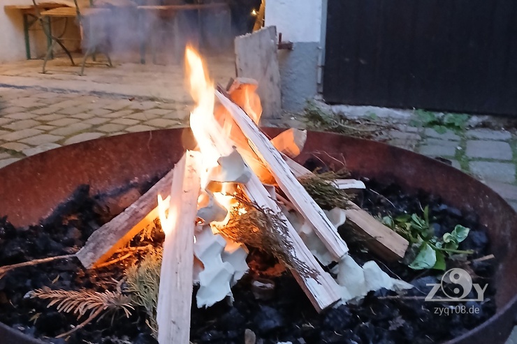 Walpurgisfeuer im Innenhof