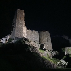 Die mittelalterliche Burganlage bei Nacht