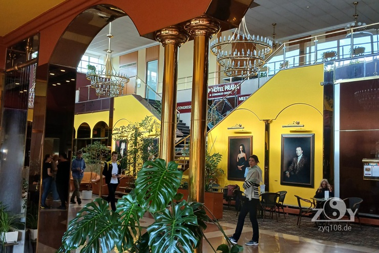 Im Foyer des Hotels