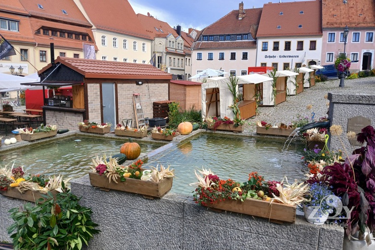 Der Marktplatz ist herbstlich dekoriert