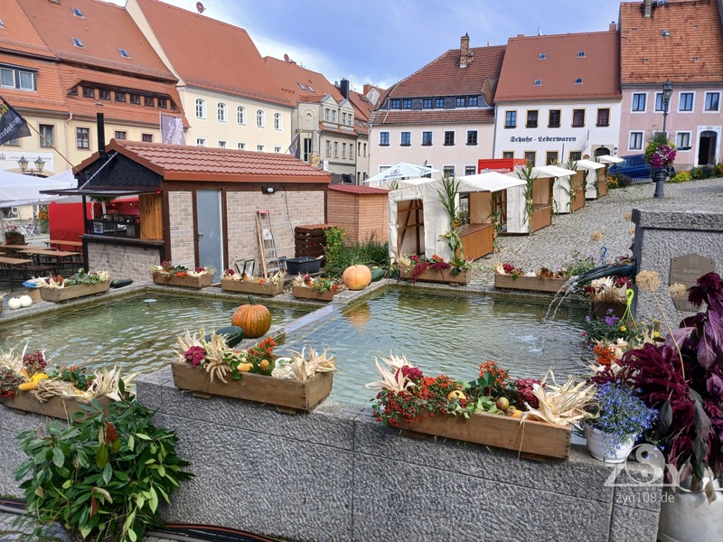 Der Marktplatz ist herbstlich dekoriert