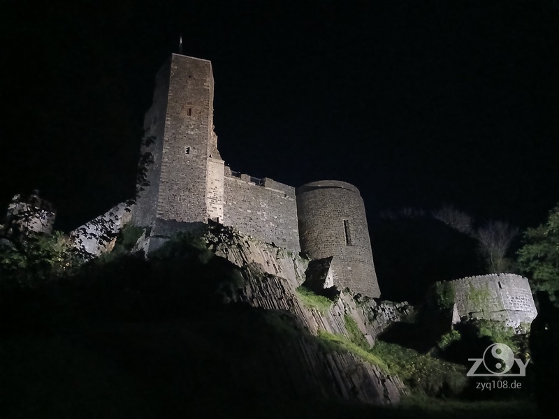 Die mittelalterliche Burganlage bei Nacht